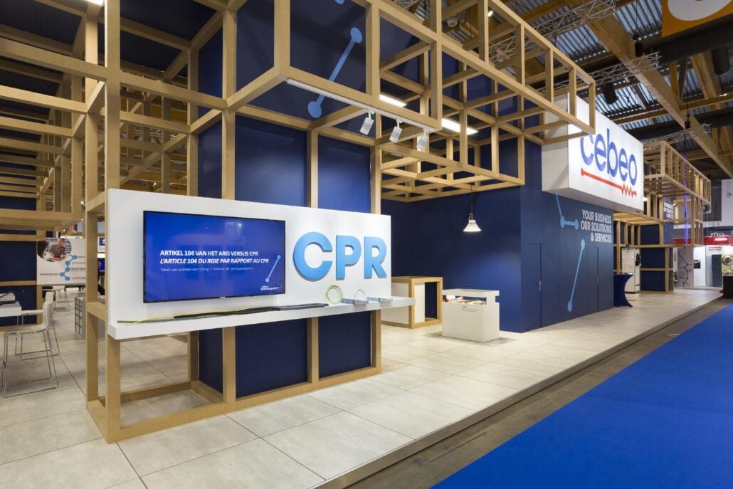 zwevende constructie afgewisseld met strakke presentatieplekken op de beursstand Cebeo