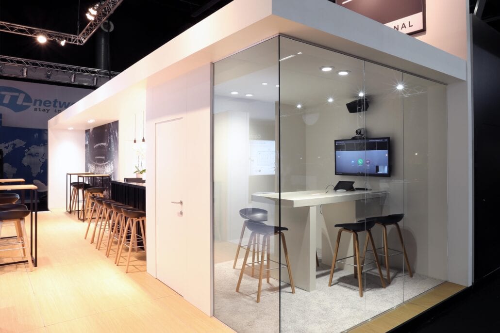 Expo Z heeft oog voor detail en zorgt voor een high-end afwerking van uw beursstand. Deze mooie high-end afgewerkte spreekruimte op de beursstand van Bose op ISE Amsterdam
