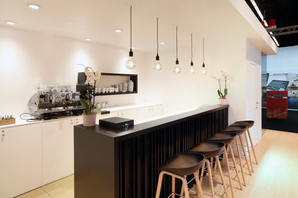 Expo Z standenbouw verzorgt uw totaalconcept dus ook uw ingerichte bar met barista. gezellige ingerichte barruimte met barista op de beursstand van Bose ISE Amsterdam