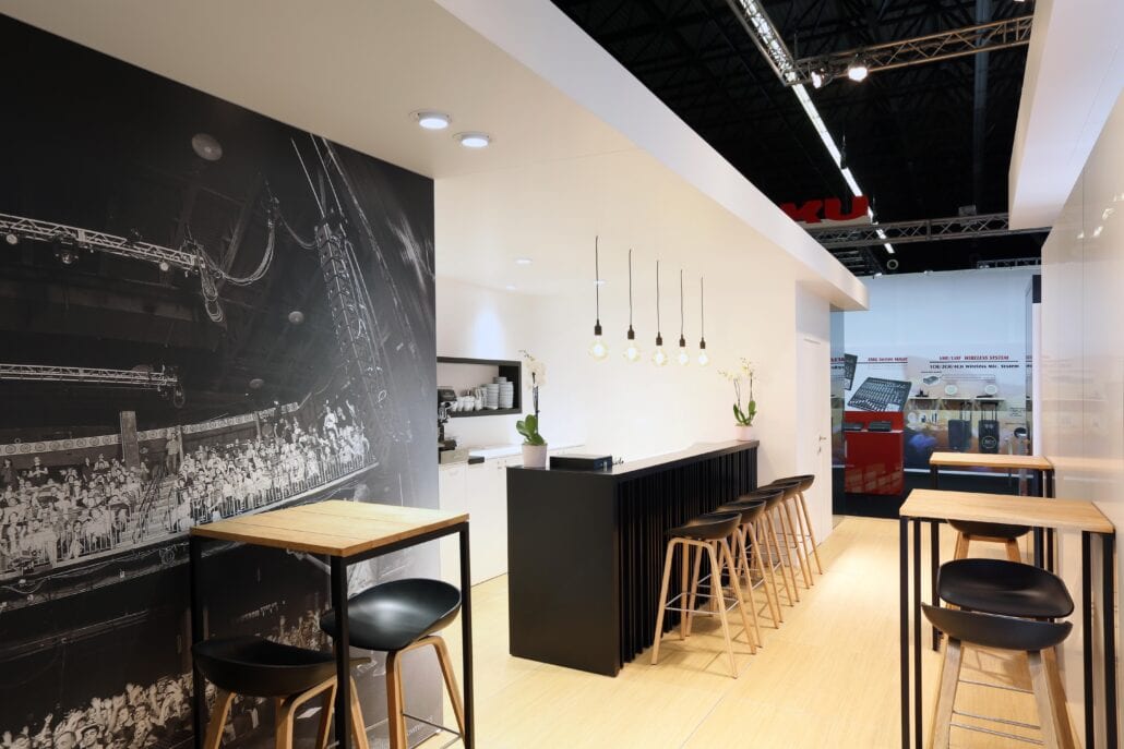 Dit originele beursstand ontwerp werd gerealiseerd door Expo Z standenbouw. gezellige barruimte op de beursstand van Bose op ISE Amsterdam
