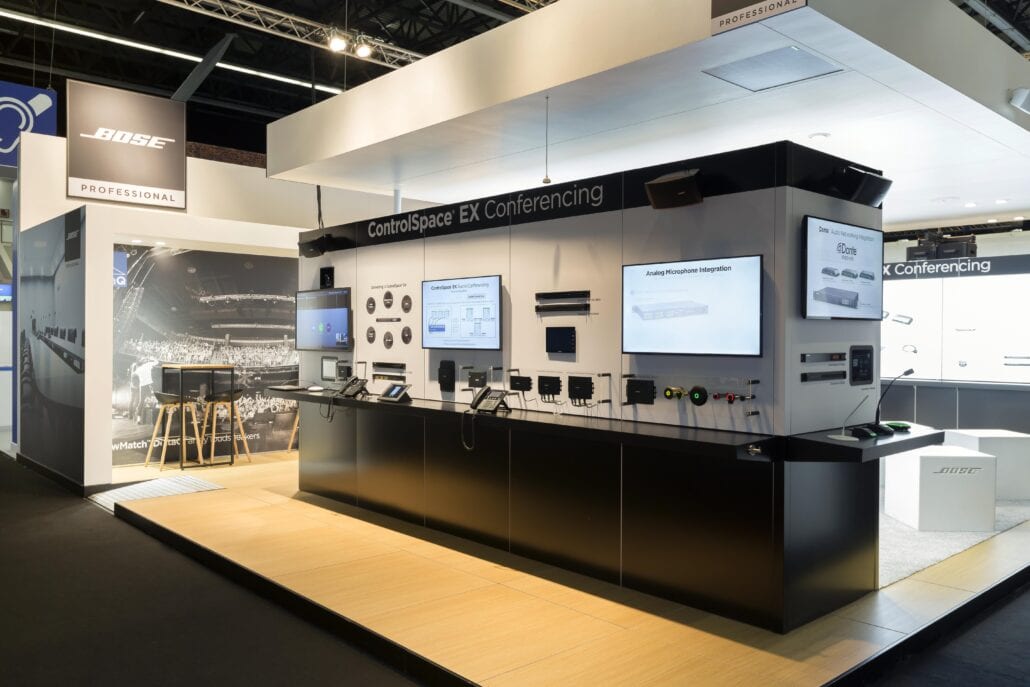 Een mooie combinatie van houtbouw en Aluvision modulaire wanden bij deze stand voor Bose Professionals modulaire beurswanden beursstand Bose ISE Amterdam