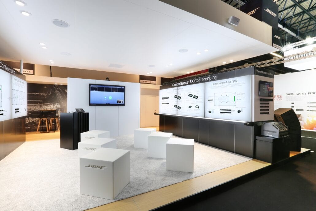 Het creatieve ontwerp werd tot in de kleinste details perfect afgewerkt door Expo Z standenbouw op deze originele beursstand. groot TV-scherm op de beursstand van Bose op ISE