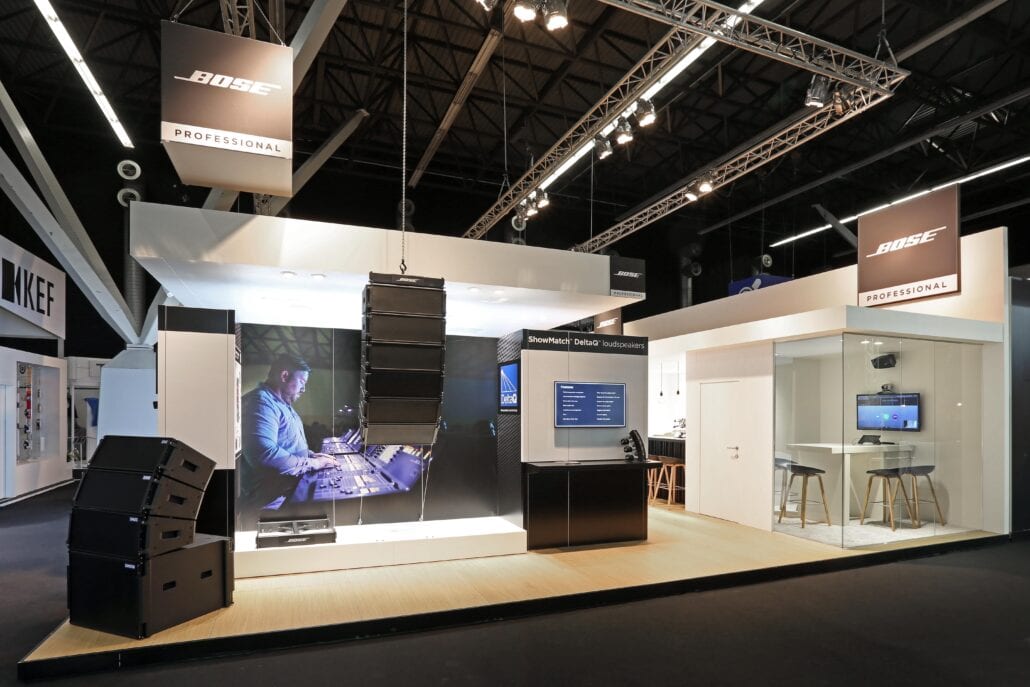 De zwarte plint rond de verhoogde vloer zorgt voor een high-end afwerking van de beursstand. beursstand Bose op de beurs ISE in Amsterdam met verhoogde vloer in eik