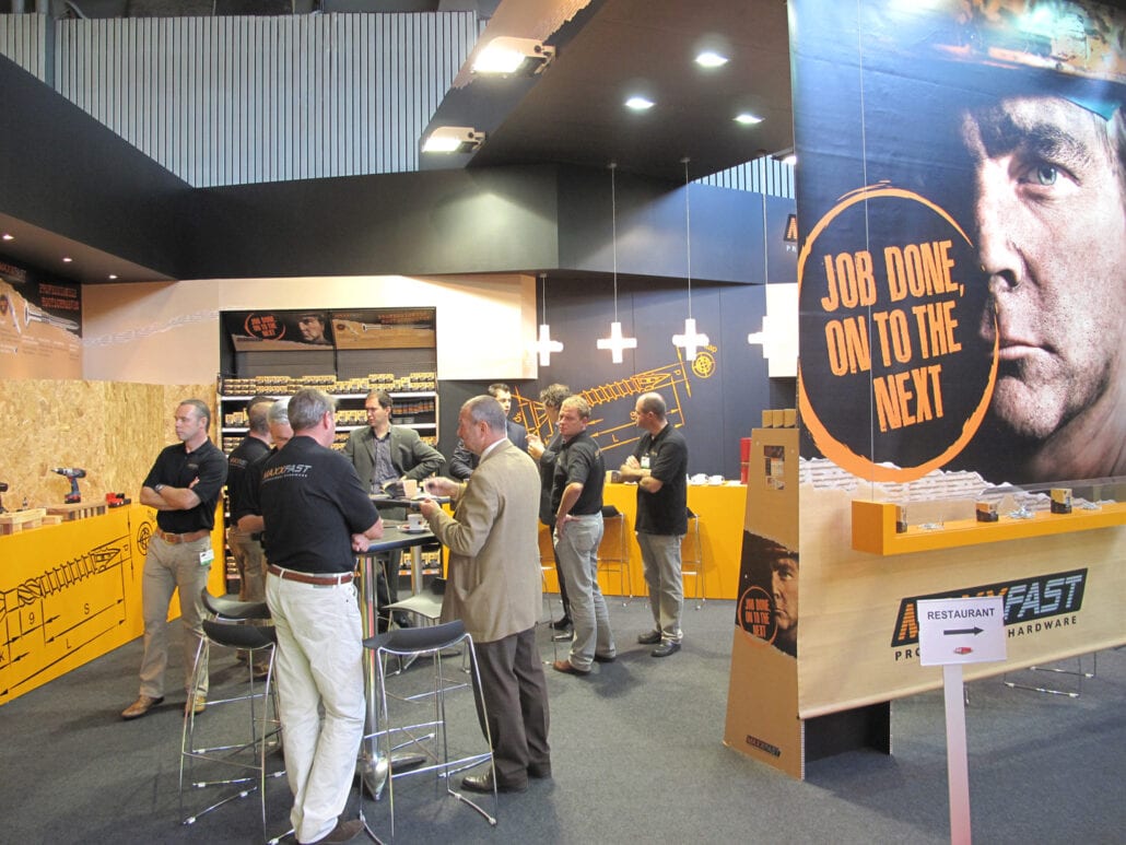 Expo Z leverde hoge tafeltjes op de stand van Maxxfast zodat de verkopers er met de bezoekers konden praten. hoge tafeltjes op de beursstand van Maxxfast