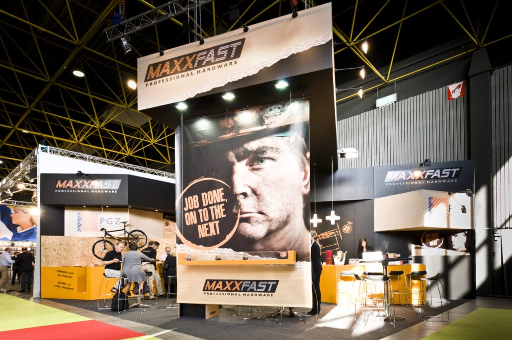 Deze beursstand voor Maxxfast PGZ werd door Expo Z ontworpen en gerealiseerd in Kortrijk. beursstand van Maxxfast op de DIY Homing beurs te Kortrijk