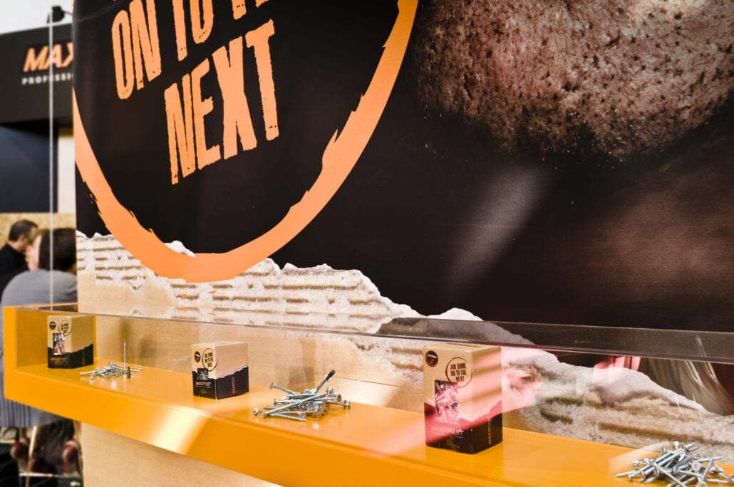 Expo Z standenbouw maakte deze zwevende presentatie vitrine op maat van het product. lange vitrine op maat gemaakt voor de productpresentatie op beursstand Maxxfast