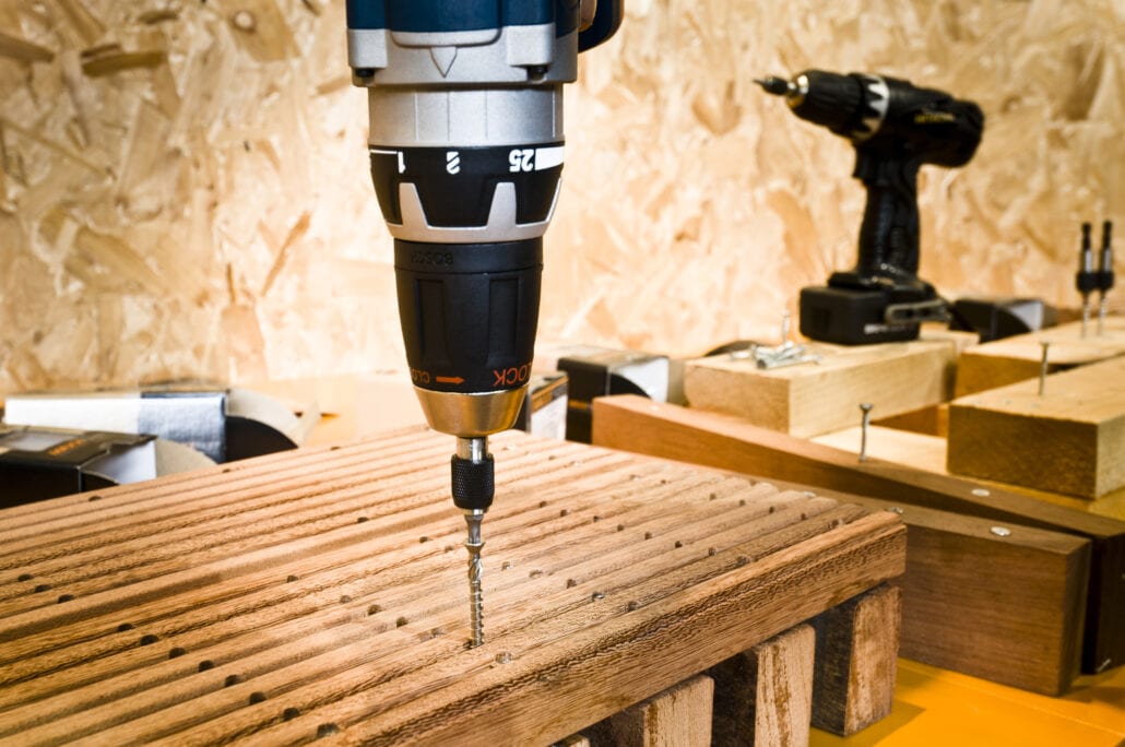 Onze standbouwers zweren bij het juiste materiaal om uw beursstand de mooiste uitstraling te geven. detail schroefmachine die een schroef indraait op beursstand