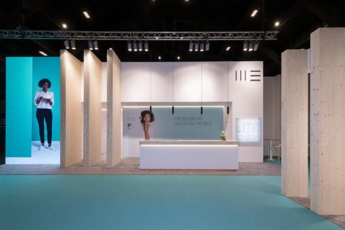 beursstand infostand op Meubelbeurs Brussel met houtaccenten en geïntegreerde LED wall