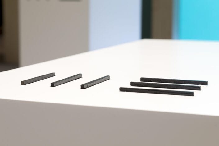 detail logo uitgewerkt op de tafels van de Meubelbeurs Brussel