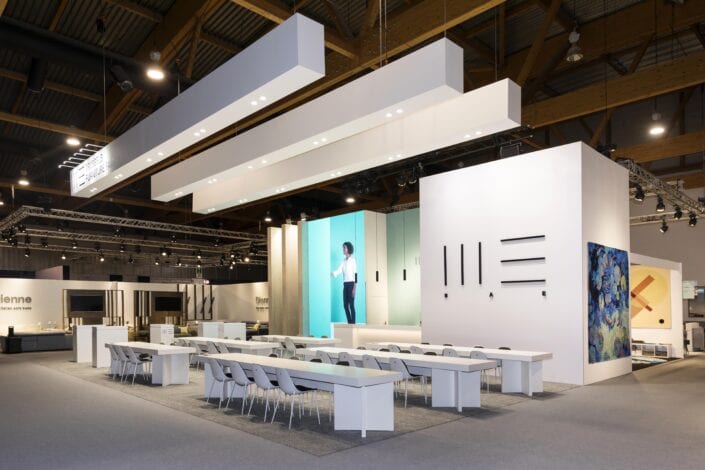 grote bar op de meubelbeurs Brussel met grote tafels