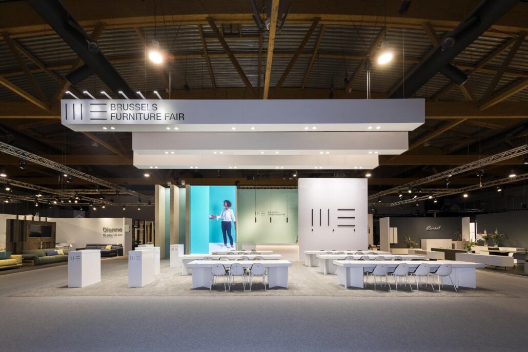 centrale bar op Meubelbeurs Brussel met opgehangen balken aan beursplafond