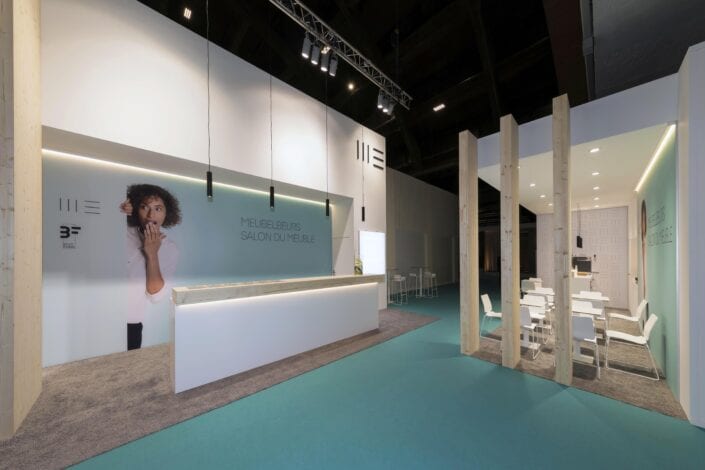 Kleine beursstand bar en infostand op de Meubelbeurs van Brussel