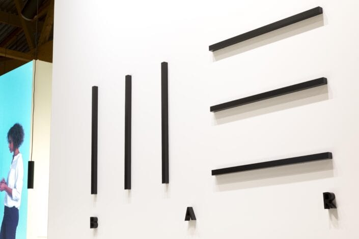 logo detail op houten beurswand bij Meubelbeurs Brussel