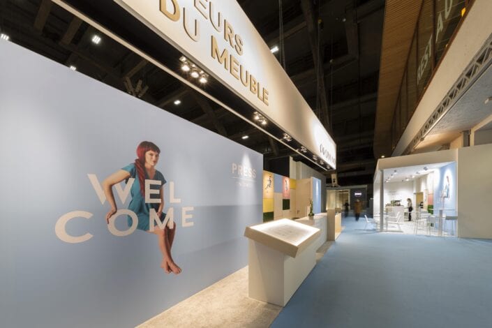 De grote prints zorgen meteen voor de juiste sfeer op deze mooie beursstand van de Meubelbeurs Brussel. beursstand infobalie, persruimte en kleine bar op de Meubelbeurs Brussel