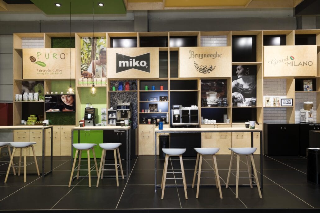 Door met geoliede berken multiplex te werken krijgt de gehele beursstand een natuurlijke en warme uitstraling. logo's op de beursstand zijn rechtstreeks op het hout geprint