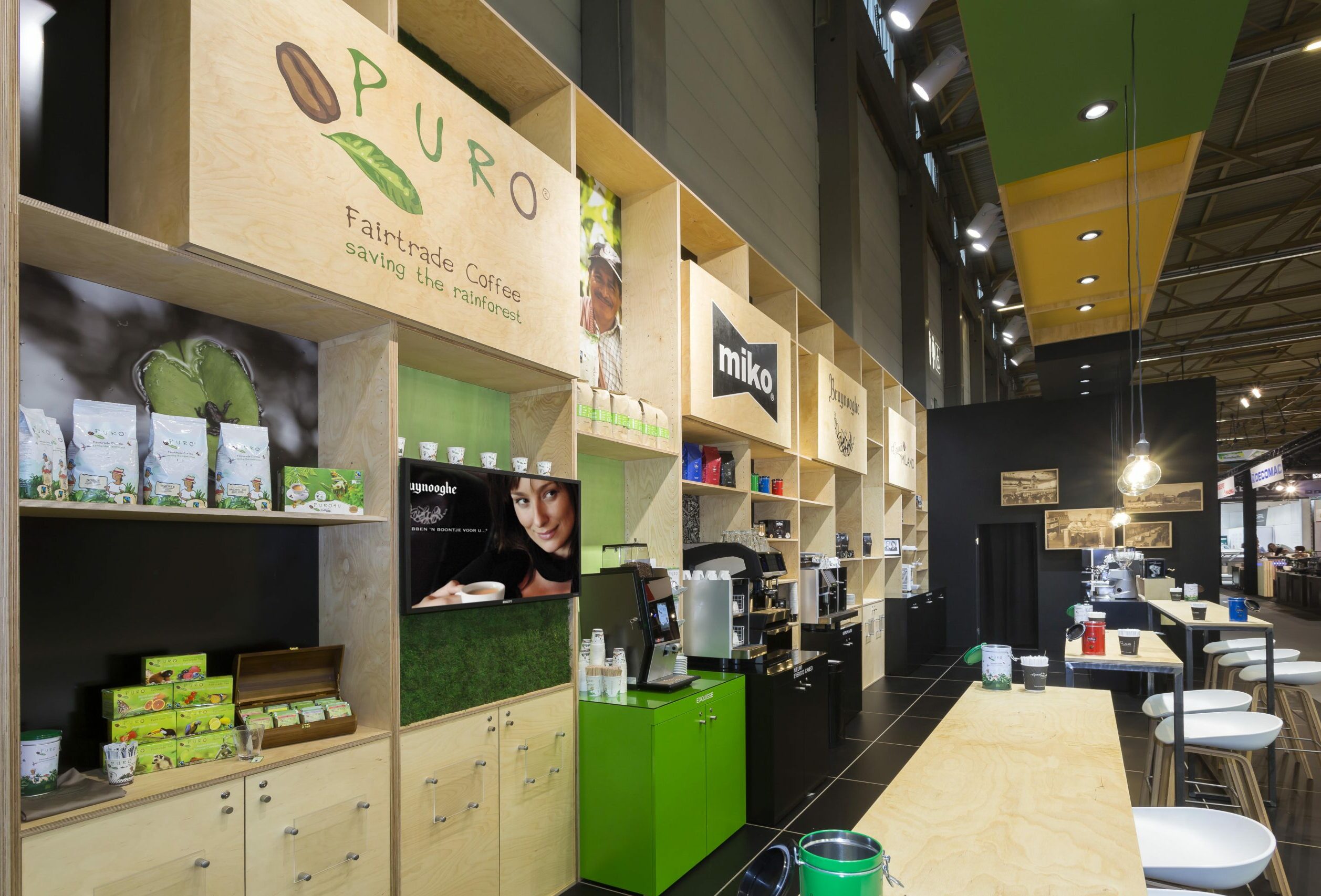 De modulaire houtbouw kasten zijn 1 meter breed zodat de opstelling steeds aangepast kunnen worden aan de stand oppervlakte. beursstand met berken multiplex kastenwand voor Miko Koffie op Horeca Expo gent