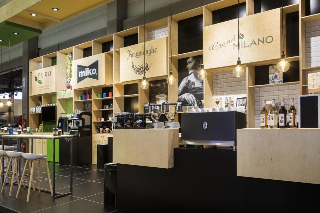 Expo Z ontwikkelde voor Miko koffie dit moduleerbare houten kasten systeem dat inzetbaar is op meerdere beurzen. beursstand Miko koffie is een combinatie van zwart schilderdwerk en berken multiplex