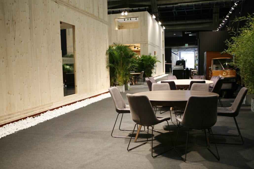 Alternatief beursconcept in CLT houten woningen waarvoor Expo Z de inrichting en aankleding verzorgde. alternatief beursstand concept voor Mintjens Meubelbeurs Brussel