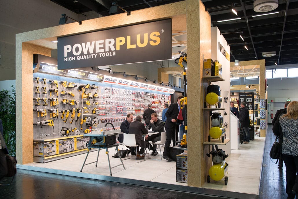 De presentatie van de product van Powerplus werd zowel op rekken geplaatst als tegen de op maat gemaakte elementen gemonteerd. houtbouw stand bouwen in het buitenland