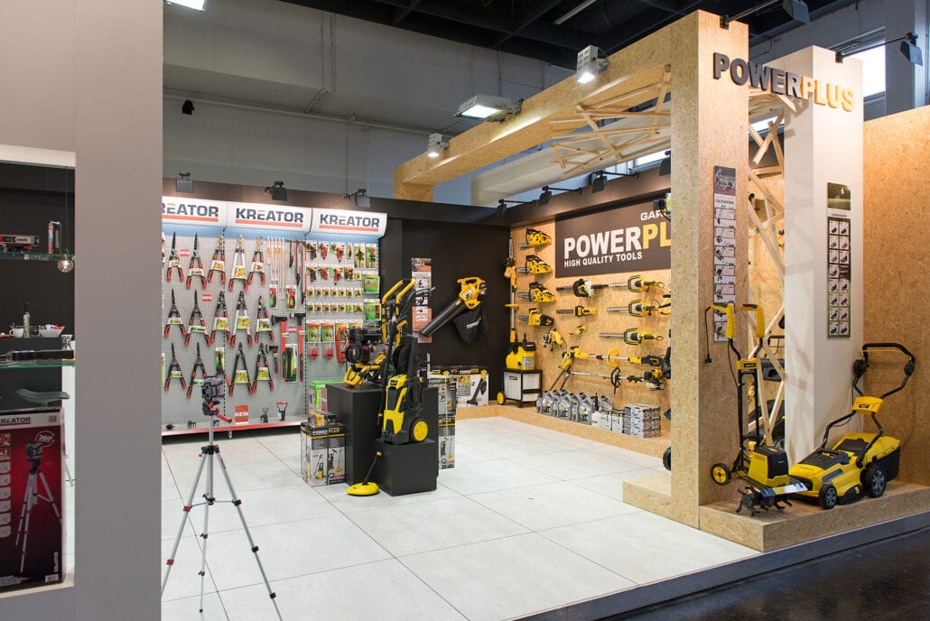 Expo Z standenbouw maakte speciaal OSB beurswanden op maat voor de klant. beursstand in het buitenland voor Powerplus gerealiseerd door Expo Z