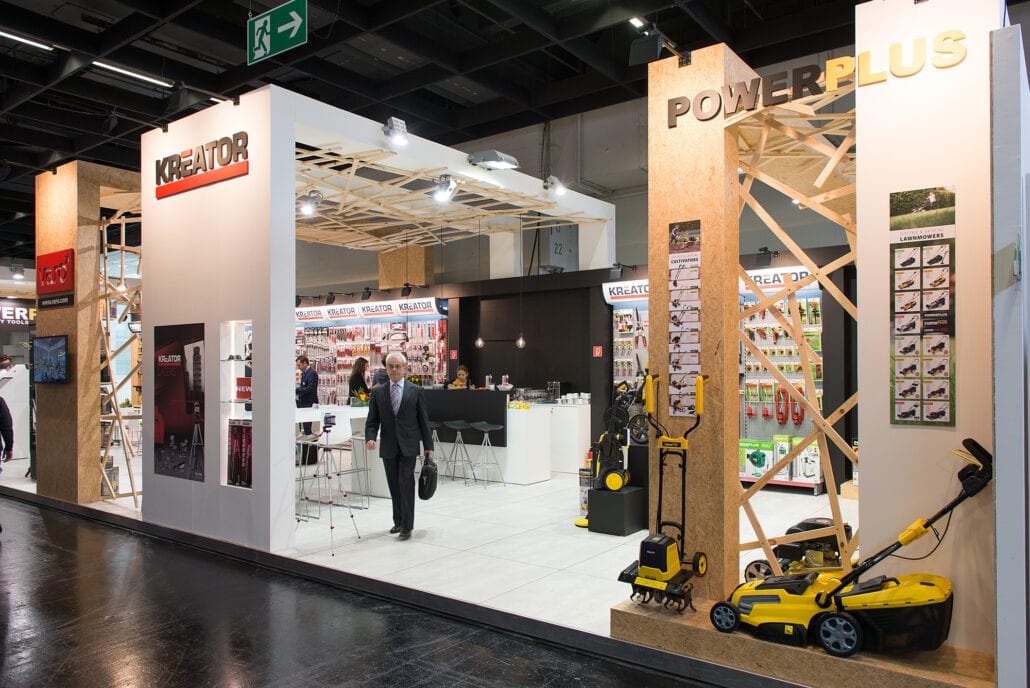 De huisstijl van de klant werd door Expo Z standenbouw geïntegreerd in deze beursstand van Powerplus. houten beursstand constructie voor Powerplus op een berus in het buitenland