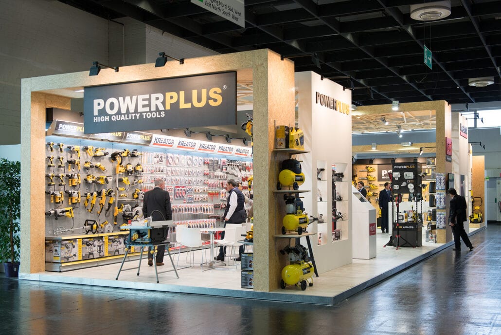 Houtbouw beursstand op maat, verzorgd van A tot Z door Expo Z standenbouw. houtbouw beursstand voor Powerplus op Eisenwarenmesse Keulen