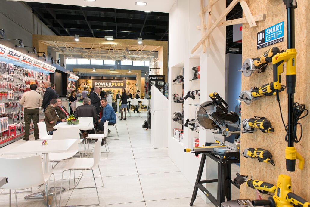 Een uniek houtbouw beursstand concept ontworpen en gerealiseerd door Expo Z standenbouw.standenbouw creatief houtbouw ontwerp beursstand Powerplus