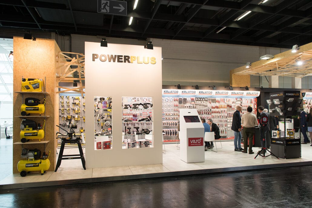 De doe-het-zelver voelt zich meteen thuis op deze moderne enstrakke beursstand. Expo Z ontwerpt unieke beursstanden op maat van de klant. houtbouw beursstand constructie voor beursstand Powerplus