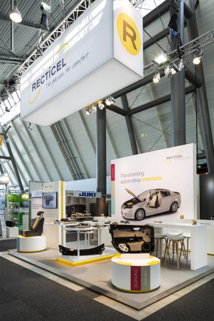 Recticel beursstand AIE ophanging en truss op de beursstand Recticel