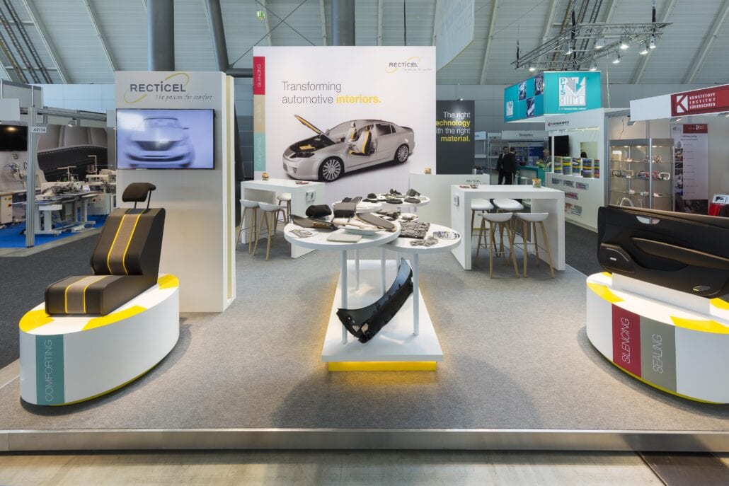 beursstand AIE Recticel ronde presentatiesokkels met LED verlichting op de stand Recticel