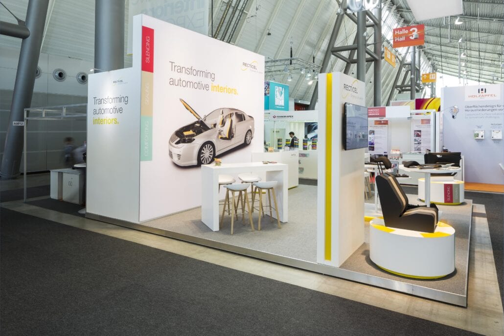 AIE stand Recticel presentatiesokkel en tafel op stand Receticel