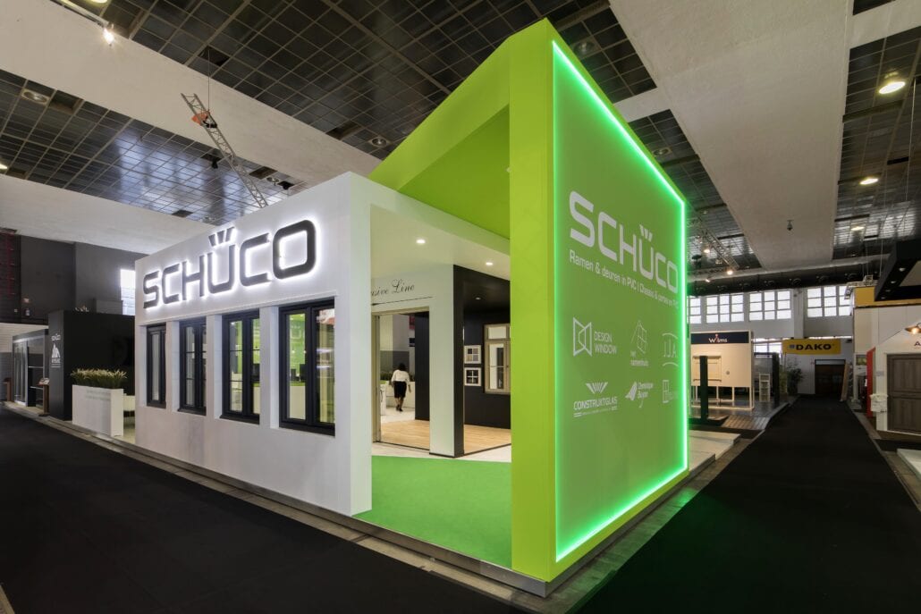Het 3D logo met LED verlichting zorgt ervoor dat de beursstand meer opvalt. 3D logo met indirect licht op de beursstand van Schücco Batibouw