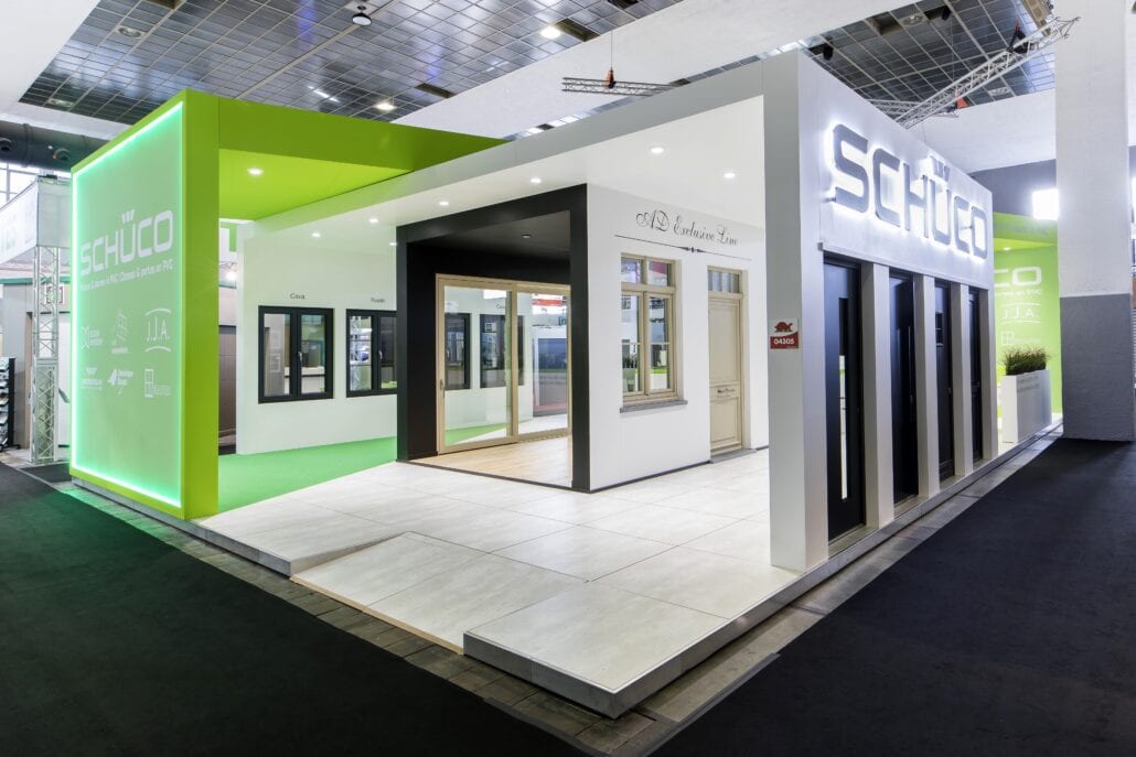 Deze stand op de beurs Batibouw werd ontwikkeld en gerealiseerd door Expo standenbouw Z. beursstand voor Schücco ramen en deuren op Batibouw te Brussel