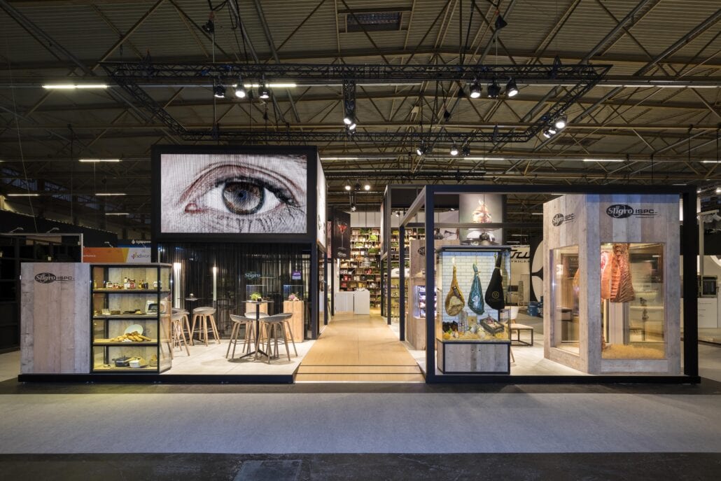Een geïntegreerde led wall op hoogte vormt geen probleem voor Expo Z. uitnodigende beursstand van Sligro op de beurs Horeca Expo te Gent