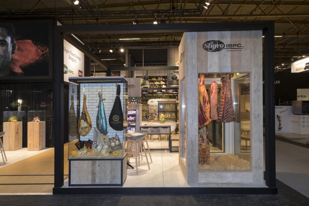Expo Z verhuurt en integreert gekoelde presentie vitrines in uw beursstand. presentatie vitrinekasten met aan de haak gehangen karkassen op beursstand Sligro Horeca Expo