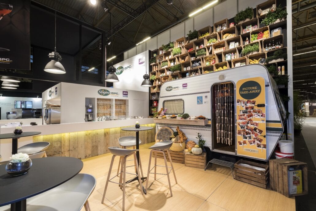 De totaalbeleving van de bezoeker staat centraal in de concepten van Expo Z standenbouw. creatieve product presentatie op de beursstand van Sligro op Horeca Expo Gent