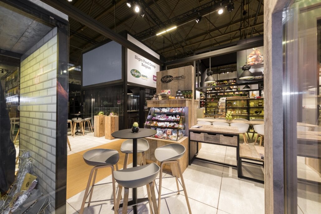 De steigerhouten presentatiemeubels werden allemaal door Expo Z op maat gemaakt in het eigen atelier in Westmalle. geïntegreerde koelingingen in steigerhouten meubelen geven het geheel van deze beursstand een trendy look