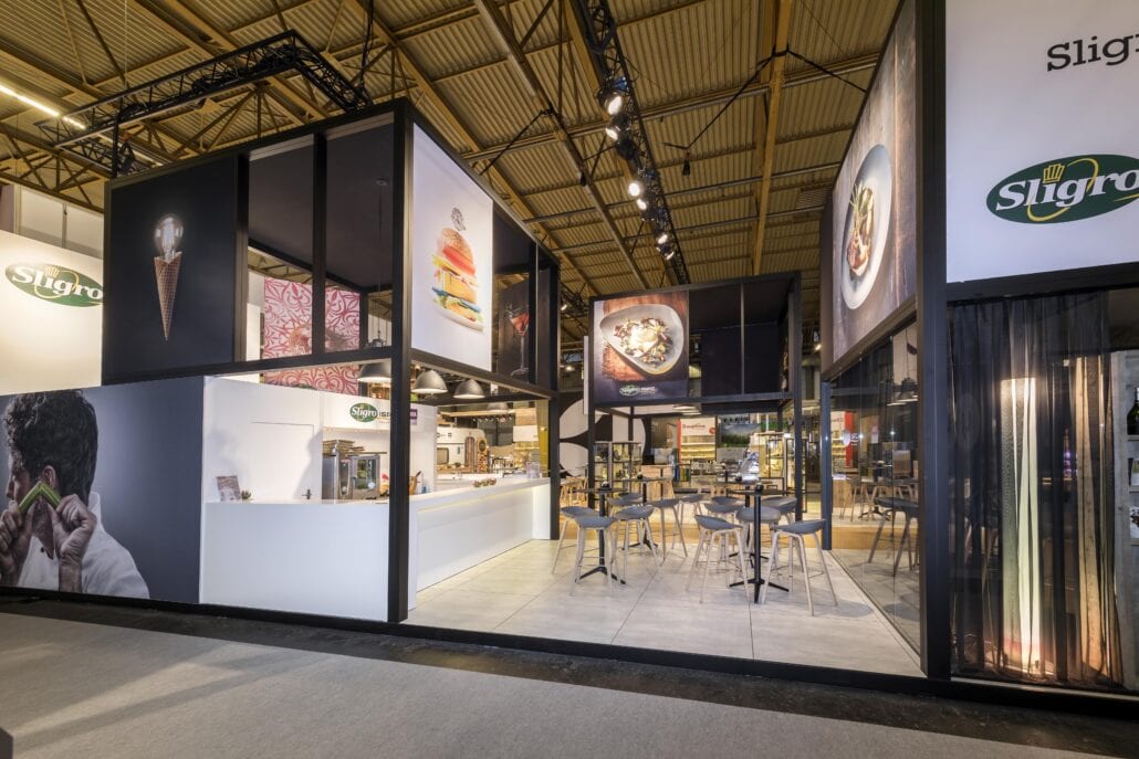 Expo Z verzorgt uw volledig ingerichte keuken en kookbalie op uw beursstanden. grote kookbalie op de stand van Sligro op horeca Expo te Gent