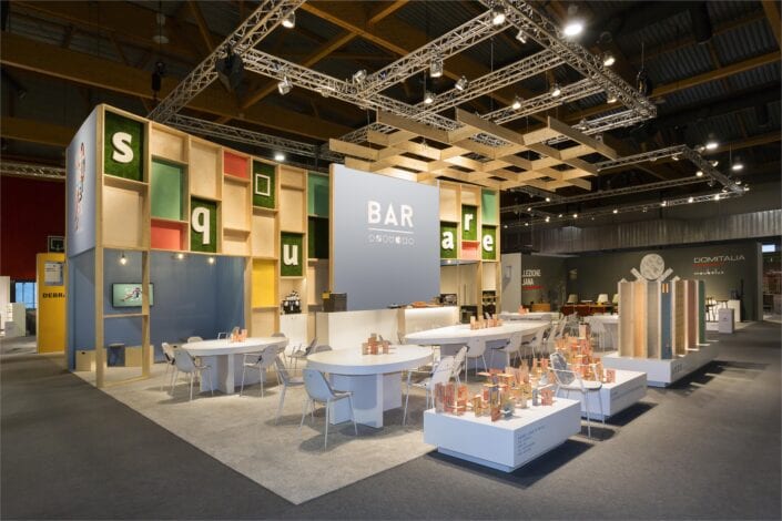 De standenbouwers van Expo Z maken steeds weer een pareltje van uw beursstand. Square op Meubelbeurs Brussel met een houten beurspanelen ingevuld met kleurvlakken of mos