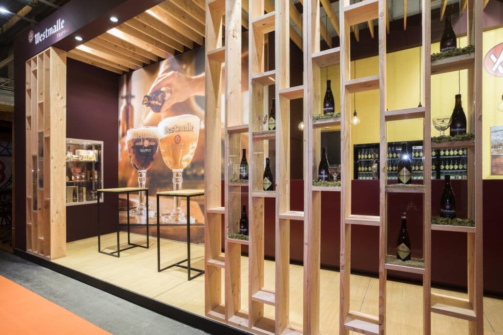 Voor de vakbekwame schrijnwerkers van Expo Z is deze houtbouw beursstand natuurlijk een koud kunstje. op maat gemaakte presentatie vitrines die aan beide zijden met glas afgesloten op beursstand Westmalle