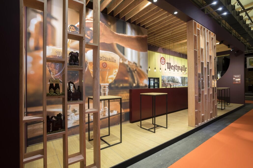 De houten horizontale en verticale balken zorgen voor een natuurlijk element in deze houtbouw beursstand. traditionele houtbouw standenbouw voor de stand van brouwerij der Trappisten Westmalle op Horeca Expo Gent