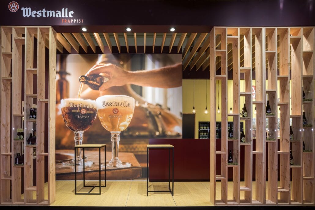 Expo Z maakte op maat gemaakte presentatie vitrinekasten in de deze houten balkenstructuur. sfeerbeeld van de beursstand voor de Trappisten Westmalle op Horeca Expo Gent