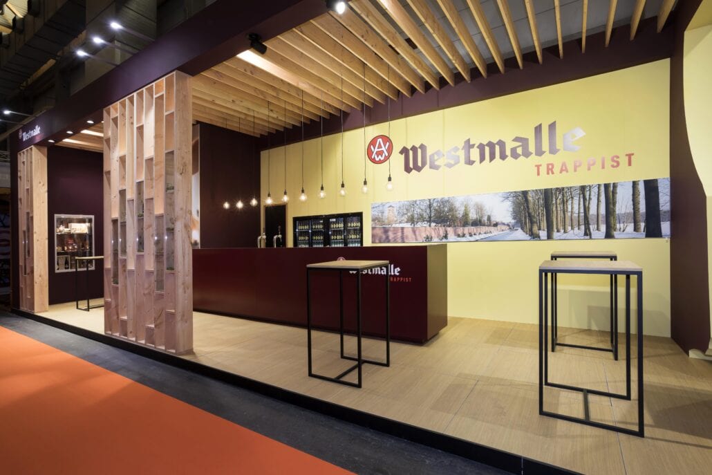 De kleuren van de beursstand worden door Expo Z standebouw perfect afgestemd op de kleuren van de huisstijl van de klant. mooie serene beursstand voor de brouwerij der Trappisten van Westmalle op Horeca Expo te Gent