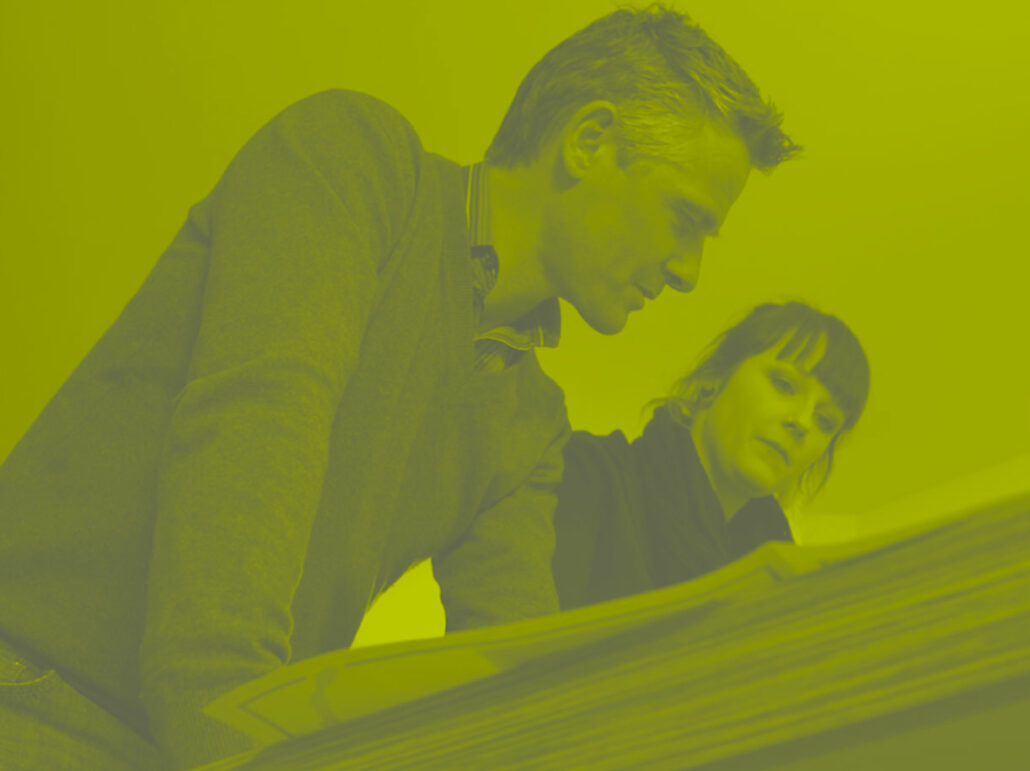 Zaakvoerder Fred en een medewerkster bespreken een ontwerp