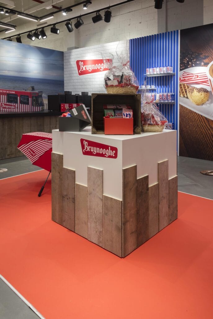 Geschenkverpakkingen krijgen een aparte presentatie op een sokkel display presentatie Bruynooghe pop-up store