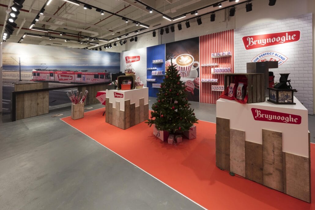 Warme tinten hout en hier en daar wat groene accenten maken het gezellig in de Bruynooghe concept store interieurinrichting Bruynooghe concept store Kortrijk