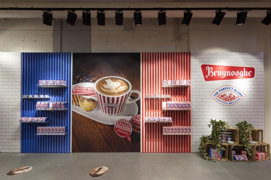 De inrichting van de pop-up shop zit volledig in lijn met de vernieuwde huisstijl van Bruynooghe Koffie inrichting pop-up shop Bruynooghe koffie