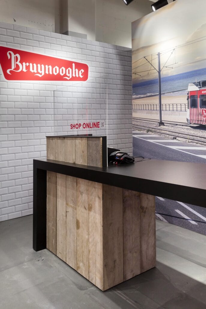 Warme houttinten creëren een warme en huiselijke sfeer in de Bruynooghe pop-up shop Kassa Bruynooghe pop-up shop in K Shopping Kortrijk