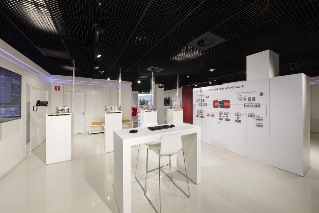 kastenwand en display's interieurbouw showroom OTN systems Olen