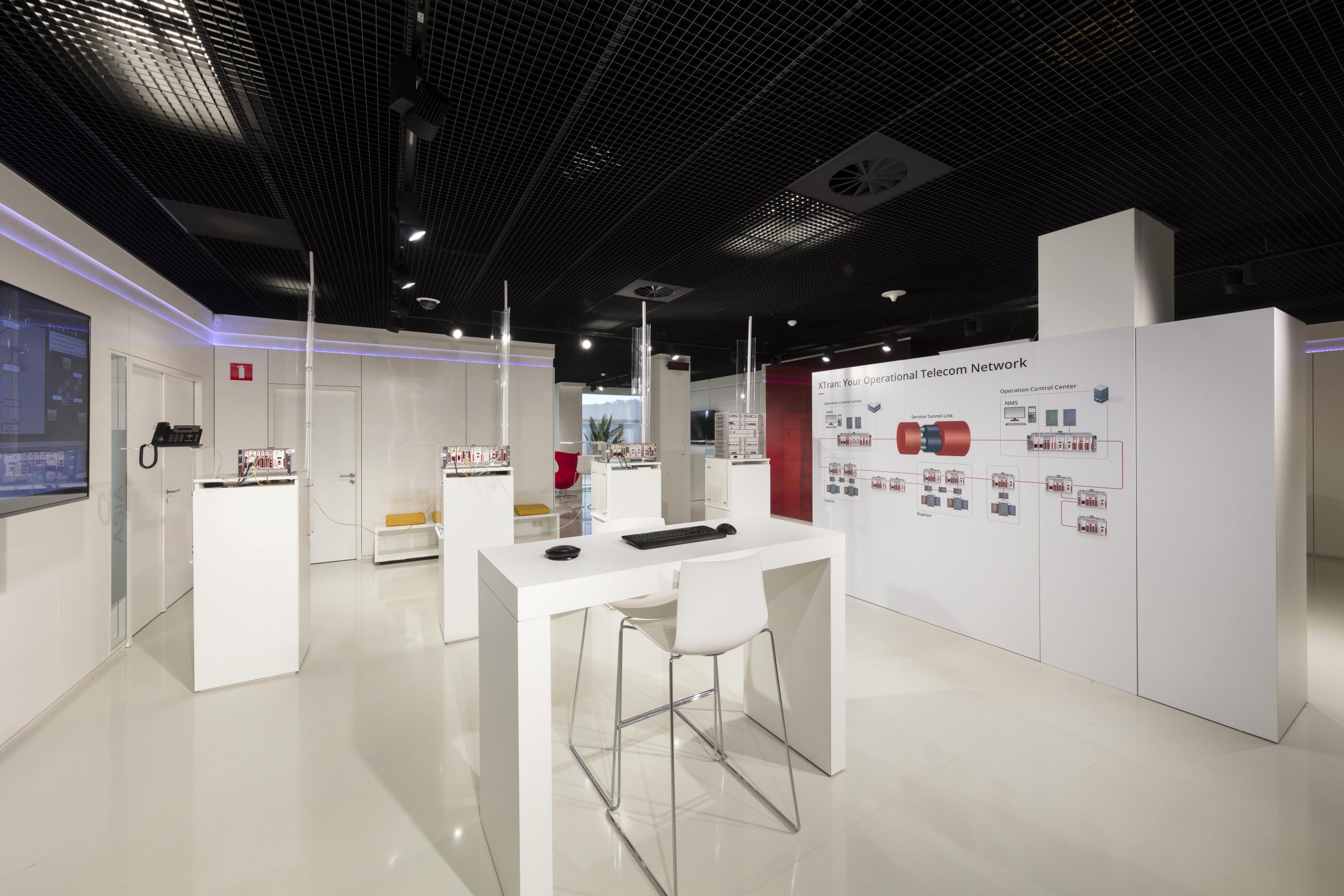 kastenwand en display's interieurbouw showroom OTN systems Olen